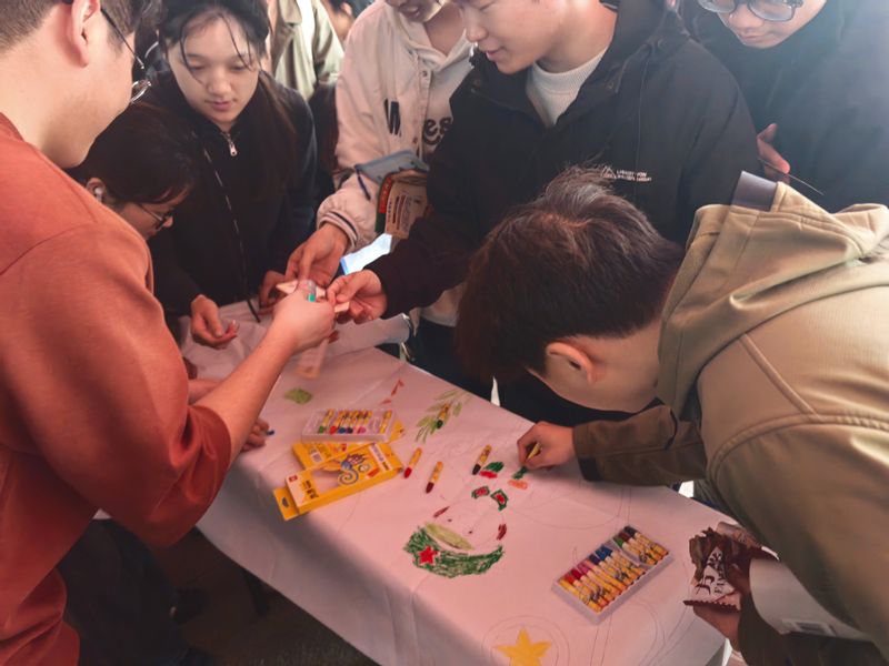 万春社区负责同志深入活动现场